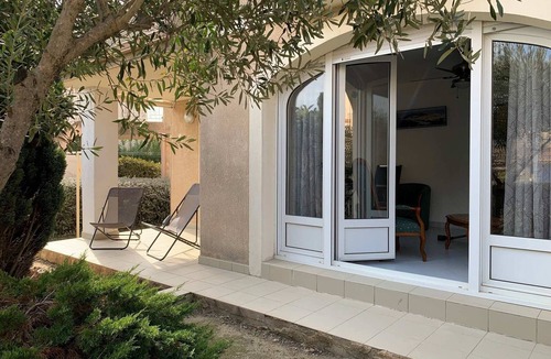Bouzigues Apartment | Bright apartment in Bouzigues, 50m from beach, garden and parking