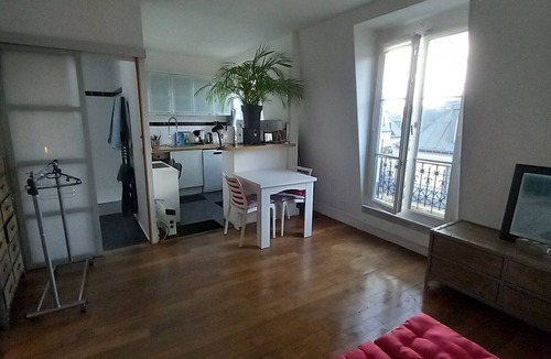 Batignolles Apartment | Bright Apartment in Batignolles – Parisian Charm, Self Check-in