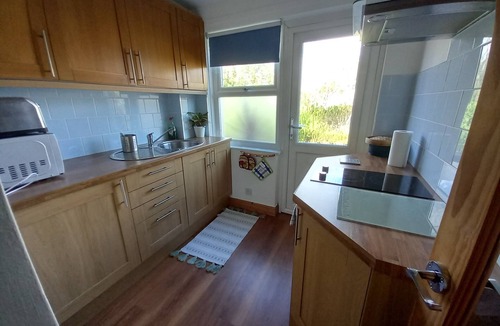 Newhaven House | Bright apartment in Charming Newhaven, Leith