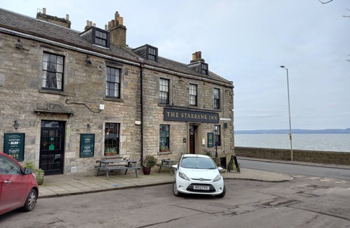 Newhaven House | Bright apartment in Charming Newhaven, Leith