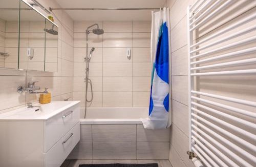 Gwatt Apartment | Bright Apartment in Thun, 50m to Lake Free Parking