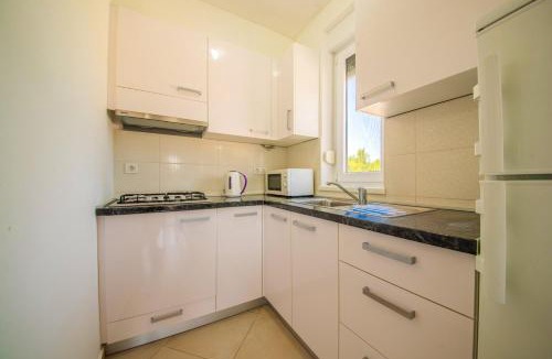 Vrsi Apartment | Bright Apartment in Vrsi with Terrace and Garden, 65 m²