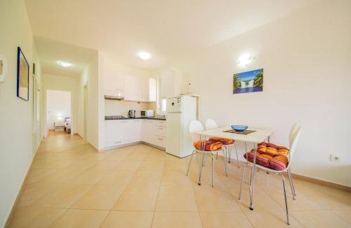 Vrsi Apartment | Bright Apartment in Vrsi with Terrace and Garden, 65 m²