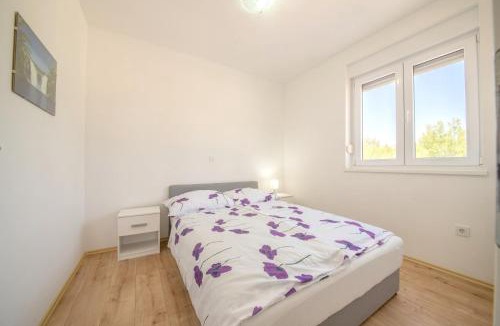 Vrsi Apartment | Bright Apartment in Vrsi with Terrace and Garden, 65 m²