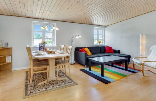 Reersø Apartment | Bright apartment located in a quiet area, close to the sandy beach.