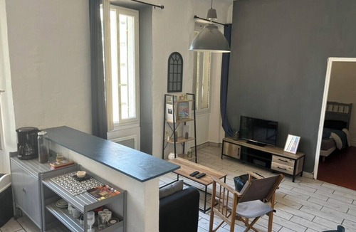 Saint-Lambert Apartment | Bright Apartment Near the Beach and Old Port