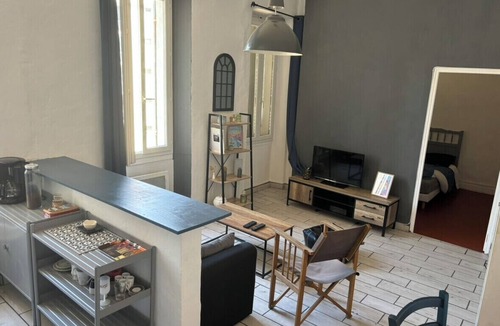 Saint-Lambert Apartment | Bright Apartment Near the Beach and Old Port