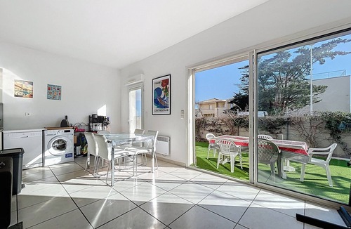Carnon-Plage Apartment | Bright apartment, parking, 9 guests