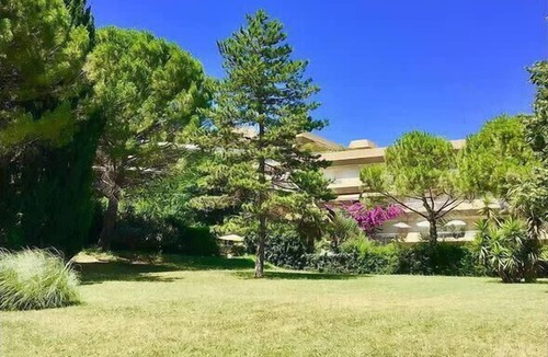 Estanove Apartment | Bright apartment with garden and swimming pool