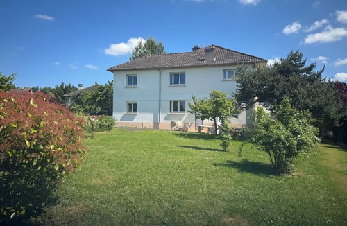 Montlucon Apartment | Bright apartment with garden