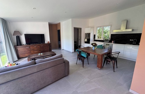 Lattes Apartment | Bright apartment with large terrace & jacuzzi