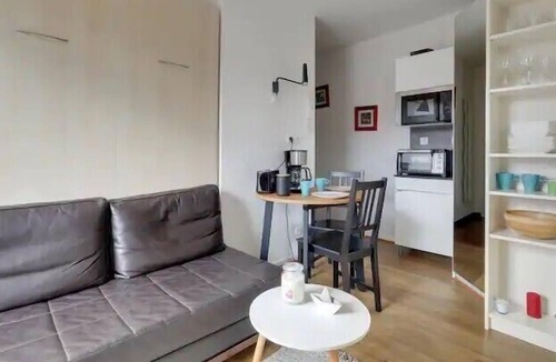Waldeck-Sully Apartment | Bright apartment with large terrace