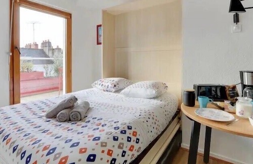 Waldeck-Sully Apartment | Bright apartment with large terrace