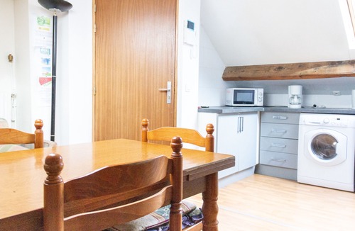 Saint-Ouen Apartment | Bright Apt Near Paris