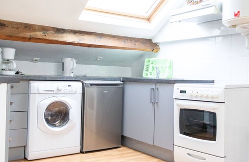 Saint-Ouen Apartment | Bright Apt Near Paris