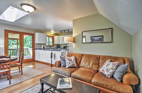 Banks Apartment | Bright Apt w/Deck < 12 Mi to Oregon Wine Country!