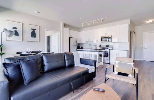 Groveton Apartment | Bright Apt W Den | Gym & Easy DC Access