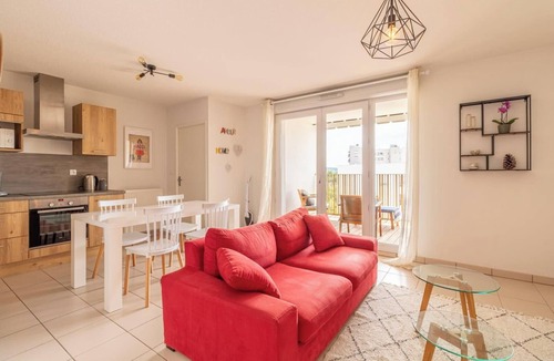 Saint Michel Apartment | Bright apt with furnished balcony, Toulouse.