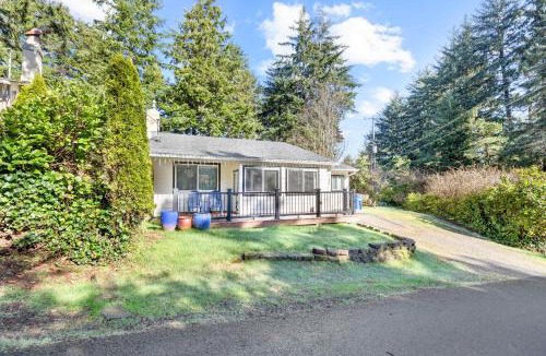 Gleneden Beach House | Bright Beach Town Bungalow