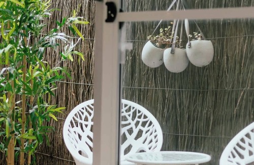 North Bondi Apartment | Bright beachfront studio with terrace & aircon