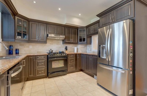 Oakwood Village House | Bright, beautiful & spacious smoke/pet free home