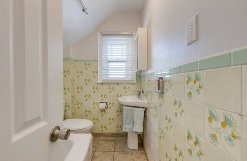 Oakwood Village House | Bright, beautiful & spacious smoke/pet free home