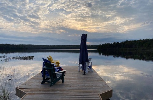 Novar Cottage | Bright, beautifully renovated lake-front cottage just north of Huntsville.