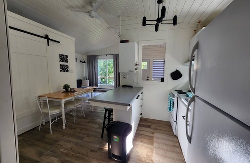 Grand Beach Cabin | Bright & Blue Grand Beach beach house!