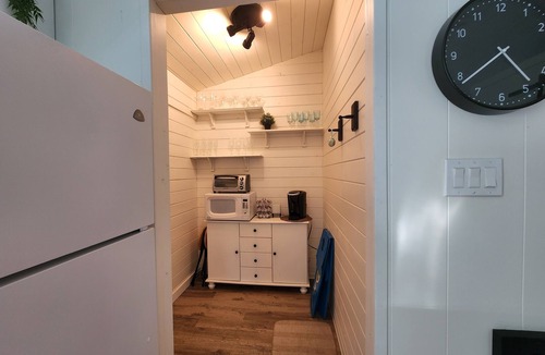 Grand Beach Cabin | Bright & Blue Grand Beach beach house!