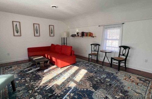 Lanesborough Apartment | Bright Boho Apt in 18th c Berkshire Farmhouse