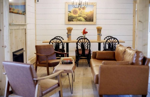 Lanesborough Apartment | Bright Boho Apt in 18th c Berkshire Farmhouse