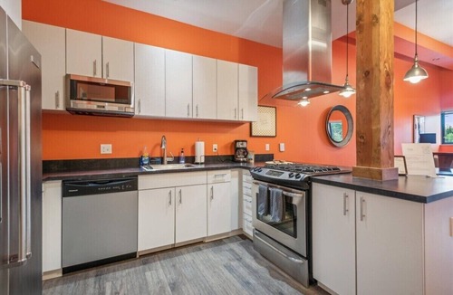 Belmont Hotel | Bright & Bold 2BR/2BA w/Vaulted Ceilings + Laundry