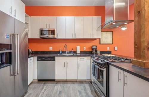 Belmont Hotel | Bright & Bold 2BR/2BA w/Vaulted Ceilings + Laundry