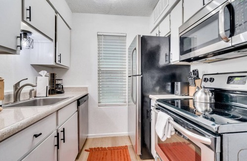 Hyde Park Apartment | Bright & Breezy Austin Studio - Sleeps 3