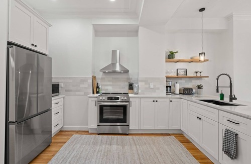 Highland Park Condo | Bright Brownstone w Terrace+View