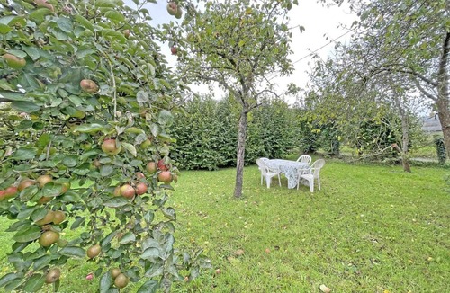 Saint-Pierre-du-Regard Cottage | Bright cottage with garden, pets allowed, WiFi