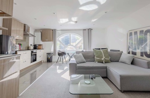 Rotherhithe Apartment | Bright Canal-Side Flat, Canada Water