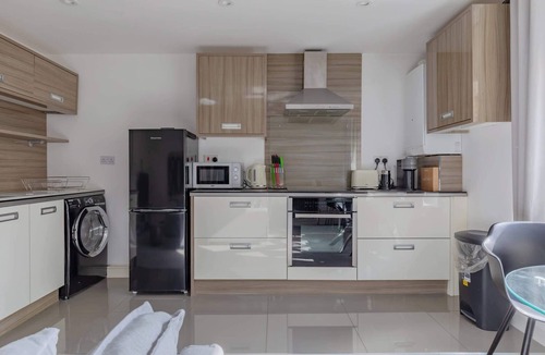 Rotherhithe Apartment | Bright Canal-Side Flat, Canada Water