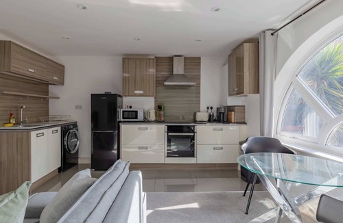 Rotherhithe Apartment | Bright Canal-Side Flat, Canada Water