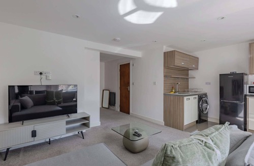 Rotherhithe Apartment | Bright Canal-Side Flat, Canada Water