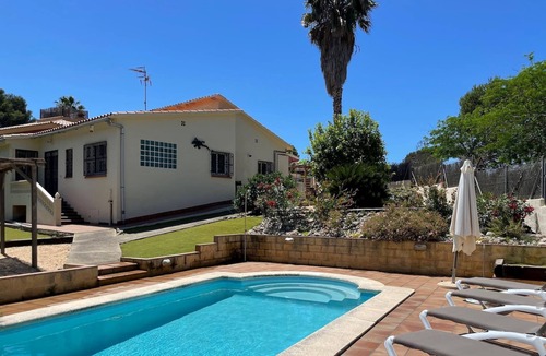 Sant Pere de Ribes Ski Chalet | Bright Casa Els Cards close to Sitges, A/C