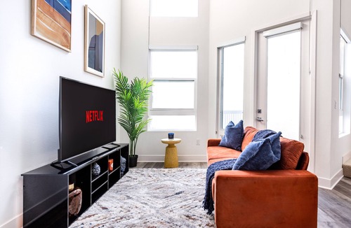 Glendale Apartment | Bright & Cental 2-Story Loft