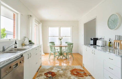 Forrest Hill House | Bright & Central Home with Mini Golf Area