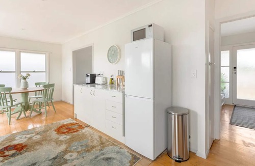 Forrest Hill House | Bright & Central Home with Mini Golf Area