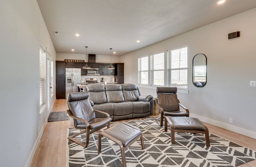 Central Point House | Bright Central Point Home w/Deck & Mountain Views