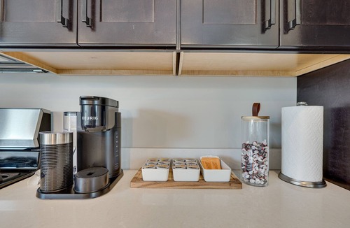 Central Point House | Bright Central Point Home w/Deck & Mountain Views