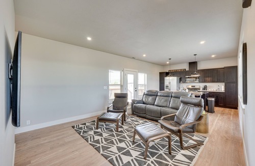 Central Point House | Bright Central Point Home w/Deck & Mountain Views