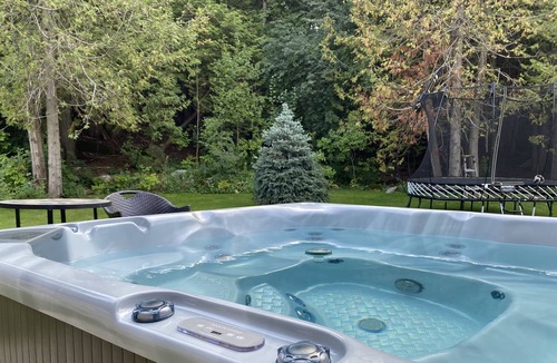 Thornbury House | Bright Chalet Chic with Hot Tub and Fire Pit