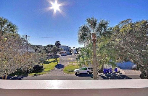 Folly Beach Apartment | Bright & Charming; Close to Beach and Restaurants
