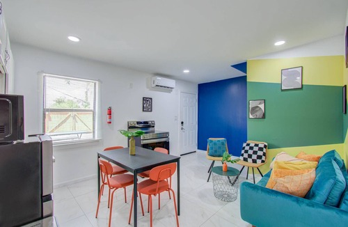 Greater East End Apartment | Bright & Cheerful 2-BD,1-BA Home by Buffalo Bayou